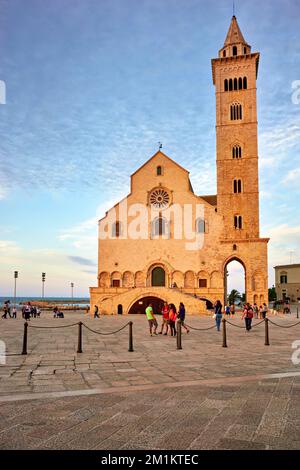 Puglia Puglia Italia. Trani. Basilica Cattedrale Beata Maria Vergine Assunta dedicata a San Nicola al tramonto Foto Stock