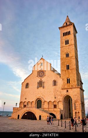 Puglia Puglia Italia. Trani. Basilica Cattedrale Beata Maria Vergine Assunta dedicata a San Nicola al tramonto Foto Stock