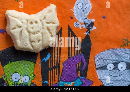 Piccolo Halloween tema tutto il burro shortbread biscotto ghoul fantasma biscotto su tovagliolo di Halloween serviette di colore arancione Foto Stock