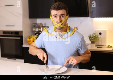 Uomo pronto a fare una dieta difficile Foto Stock