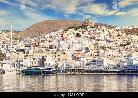 Barche al porto di Hermoupolis nell'isola di Syros, Grecia Foto Stock