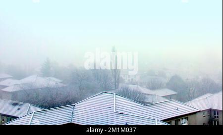 Glasgow, Scozia, Regno Unito 13th dicembre 2022. UK Weather: Temperature gelide hanno visto una nebbia gelida con visibilità fino a 100 metri sui tetti bianchi nel nord della città. Credit Gerard Ferry/Alamy Live News Foto Stock