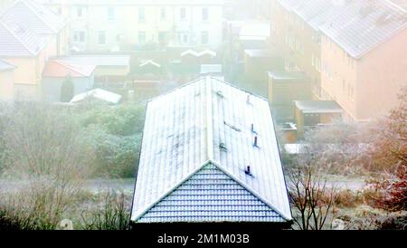 Glasgow, Scozia, Regno Unito 13th dicembre 2022. UK Weather: Temperature gelide hanno visto una nebbia gelida con visibilità fino a 100 metri sui tetti bianchi nel nord della città. Credit Gerard Ferry/Alamy Live News Foto Stock