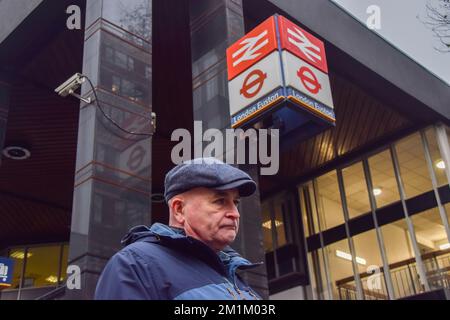 Londra, Regno Unito. 13th Dec, 2022. Il Segretario Generale della RMT (Unione dei lavoratori ferroviari, marittimi e dei trasporti) Mick Lynch si unisce alla linea picket al di fuori della stazione di Euston, mentre gli scioperi ferroviari hanno colpito il Regno Unito. Credit: SOPA Images Limited/Alamy Live News Foto Stock