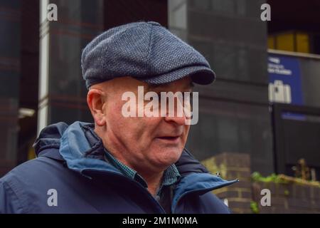 Londra, Regno Unito. 13th Dec, 2022. Il Segretario Generale della RMT (Unione dei lavoratori ferroviari, marittimi e dei trasporti) Mick Lynch si unisce alla linea picket al di fuori della stazione di Euston, mentre gli scioperi ferroviari hanno colpito il Regno Unito. (Foto di Vuk Valcic/SOPA Images/Sipa USA) Credit: Sipa USA/Alamy Live News Foto Stock