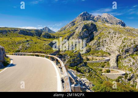 Vista panoramica del passo di Reies con una strada stretta e tortuosa, isola di Maiorca, Isole Baleari, Spagna Foto Stock