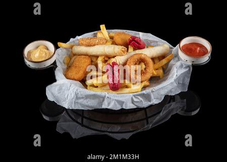 Piatto combinato di anelli di cipolla, mozzarella, spicchi, bastoncini di pollo. Piatto di birra. Foto Stock