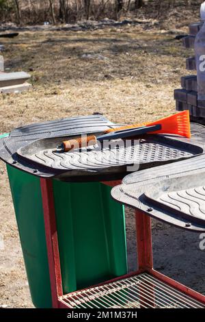Tappetini in gomma per auto e spazzola che si asciugano al sole da vicino Foto Stock