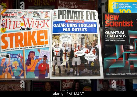 La settimana Junior 'Strike' cover frontali e Private Eye 'Qatar divieti Inghilterra fan outfits' rivista scaffale Foto Stock