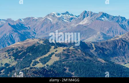 Cima innevata di Lizumer Reckner sullo sfondo con la cresta di Penken nella parte anteriore. Bella giornata autunnale nelle Alpi austriache. Drammatico alpino Foto Stock