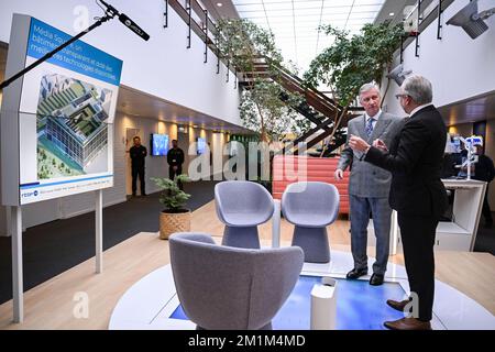 Belgio, 13 dicembre 2022. Re Philippe - Filip del Belgio e l'amministratore generale della RTBF Jean-Paul Philippot hanno illustrato durante una visita regale alla redazione della RTBF e allo studio di Tarmac, i media giovanili della RTBF, televisione pubblica di lingua francese, martedì 13 dicembre 2022. FOTO DI BELGA LAURIE DIEFFEMBACQ Foto Stock