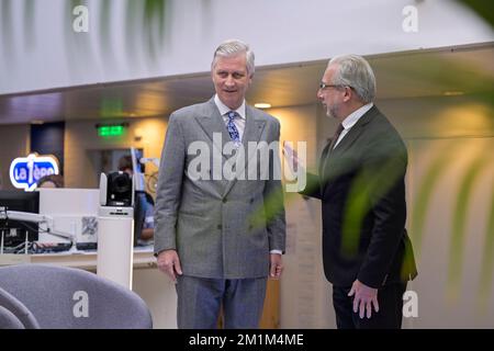 Belgio, 13 dicembre 2022. Re Philippe - Filip del Belgio e l'amministratore generale della RTBF Jean-Paul Philippot hanno illustrato durante una visita regale alla redazione della RTBF e allo studio di Tarmac, i media giovanili della RTBF, televisione pubblica di lingua francese, martedì 13 dicembre 2022. FOTO DI BELGA LAURIE DIEFFEMBACQ Foto Stock