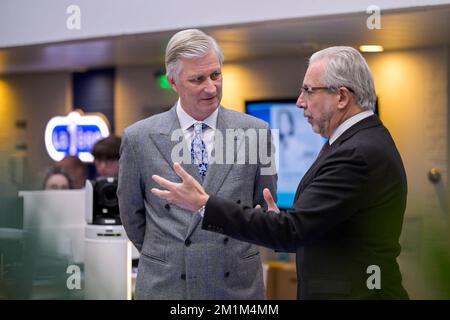 Belgio, 13 dicembre 2022. Re Philippe - Filip del Belgio e l'amministratore generale della RTBF Jean-Paul Philippot hanno illustrato durante una visita regale alla redazione della RTBF e allo studio di Tarmac, i media giovanili della RTBF, televisione pubblica di lingua francese, martedì 13 dicembre 2022. FOTO DI BELGA LAURIE DIEFFEMBACQ Foto Stock