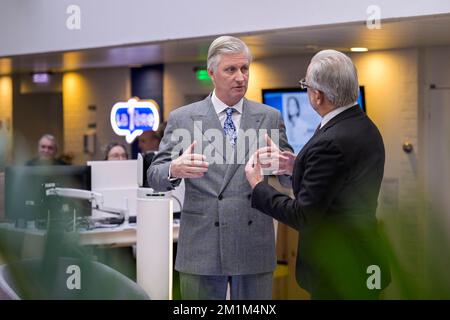 Belgio, 13 dicembre 2022. Re Philippe - Filip del Belgio e l'amministratore generale della RTBF Jean-Paul Philippot hanno illustrato durante una visita regale alla redazione della RTBF e allo studio di Tarmac, i media giovanili della RTBF, televisione pubblica di lingua francese, martedì 13 dicembre 2022. FOTO DI BELGA LAURIE DIEFFEMBACQ Foto Stock