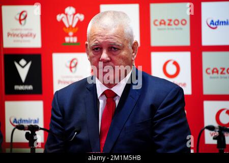 Nel corso di una conferenza stampa presso il Principato Stadium di Cardiff, il capo allenatore del Galles Warren Gatland. Gatland fa un ritorno al posto che ha tenuto tra il 2008 e il 2019, durante il quale il Galles ha vinto quattro titoli delle sei Nazioni, tra cui tre Grand Slams, ha raggiunto due semifinali di Coppa del mondo e per breve tempo ha diretto le classifiche mondiali. Data immagine: Martedì 13 dicembre 2022. Foto Stock