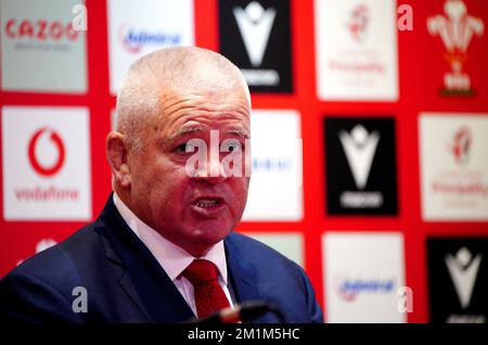 Nel corso di una conferenza stampa presso il Principato Stadium di Cardiff, il capo allenatore del Galles Warren Gatland. Gatland fa un ritorno al posto che ha tenuto tra il 2008 e il 2019, durante il quale il Galles ha vinto quattro titoli delle sei Nazioni, tra cui tre Grand Slams, ha raggiunto due semifinali di Coppa del mondo e per breve tempo ha diretto le classifiche mondiali. Data immagine: Martedì 13 dicembre 2022. Foto Stock