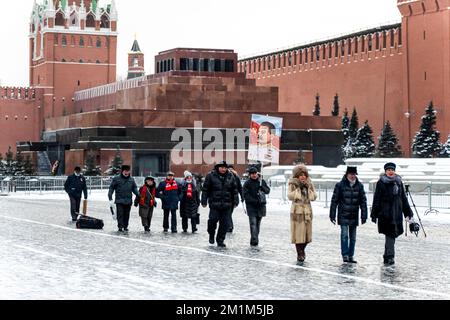 Il Partito Comunista della Federazione Russa tiene un raduno al Mausoleo di Lenin sulla Piazza Rossa in memoria del leader Stalin. Dicembre 21, 2021 Foto Stock