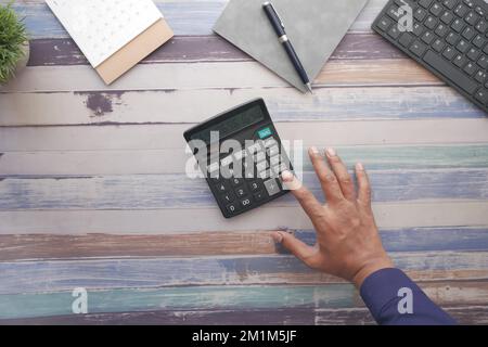 vista dall'alto della mano dell'uomo con la calcolatrice Foto Stock