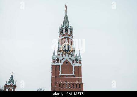 Vista invernale delle torri di Spasskaya e Tsarskaya del Cremlino di Mosca. Mosca, Russia Foto Stock