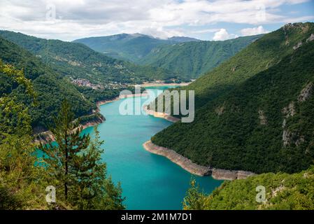 Il lago Piva è un lago artificiale situato nel comune di Pluzine, nella parte nord-occidentale del Montenegro Foto Stock