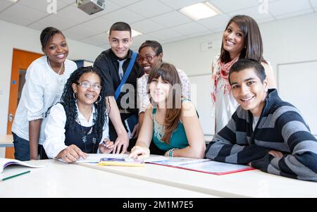 Classe universitaria: Insegnante e studenti. Un gruppo di giovani studenti con il loro insegnante in classe. Da una serie di immagini correlate. Foto Stock