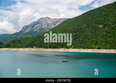 Il lago Piva è un lago artificiale situato nel comune di Pluzine, nella parte nord-occidentale del Montenegro Foto Stock