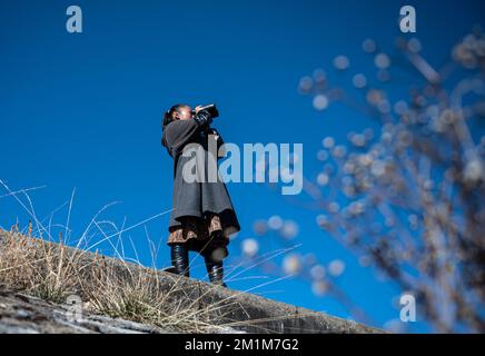 (221213) -- ZHAOTONG, 13 dicembre 2022 (Xinhua) -- Chen Guanghui osserva gru a collo nero presso la riserva naturale nazionale di Yunnan Dashanbao per gru a collo nero a Zhootong, provincia di Yunnan, nel sud-ovest della Cina, il 11 dicembre 2022. La riserva naturale nazionale Yunnan Dashanbao per le gru a collo nero, situata nel distretto di Zhaoyang della città di Zhootong, è l'habitat di svernamento più significativo e la stazione di trasferimento per le gru migratorie a collo nero sull'altopiano di Yunnan-Guizhou. Chen Guanghui, 38 anni, è stato dedicato al lavoro di protezione delle gru a collo nero della riserva dal 2003. Ha fatto un whist speciale Foto Stock