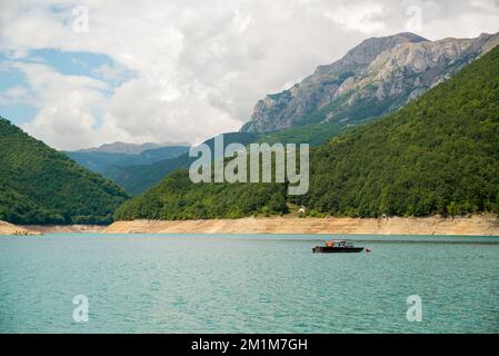 Il lago Piva è un lago artificiale situato nel comune di Pluzine, nella parte nord-occidentale del Montenegro Foto Stock