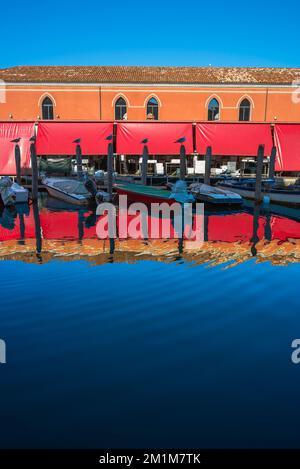 Colore canale Italia, vista in estate di un tratto di canale nel centro del colorato porto peschereccio di Chioggia, comune di Venezia, Veneto, Italia Foto Stock