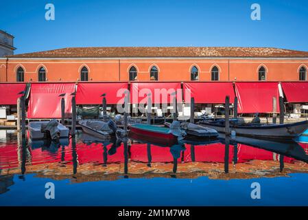 Chioggia mercato del pesce, vista in estate del pittoresco mercato del pesce edificio accanto al canale vena nel porto di pesca veneziano di Chioggia, Veneto, Italia Foto Stock