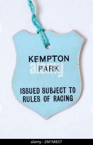 1970s Kempton Park Races racecourse entry tag Foto Stock