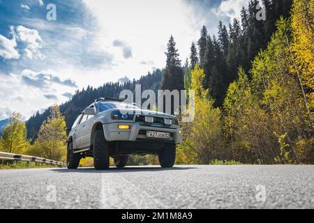 Giapponese off-Road usato bianco 4x4 Toyota 4runner su strada di montagna autunno viaggio Foto Stock