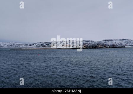 vecchio villaggio di pescatori sulla riva del mare. Teriberka è un villaggio sulle rive dell'Oceano Artico. Il bordo del mondo. L'estremo nord della Russia. Foto Stock
