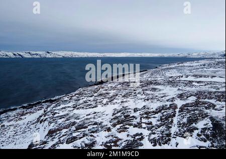 Attrazioni naturali della costa di Barents. Oceano Artico. Vista dall'alto aerea Foto Stock