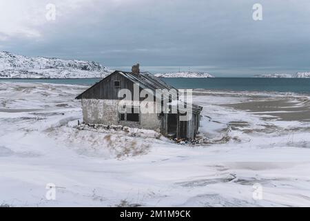 vecchio villaggio di pescatori sulla riva del mare. Teriberka è un villaggio sulle rive dell'Oceano Artico. Il bordo del mondo. L'estremo nord della Russia. Foto Stock