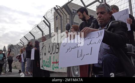 GERUSALEMME, ISRAELE - 13 DICEMBRE: I palestinesi e gli attivisti dei diritti umani hanno dei segnali mentre prendono parte a una protesta contro le alte pene richieste dai procuratori israeliani contro i loro figli al di fuori del tribunale del distretto israeliano il 13 dicembre 2022, a Gerusalemme est, Israele. I tribunali israeliani hanno recentemente condannato con grande forza i cittadini arabi israeliani per la loro partecipazione alle rivolte nel maggio dello scorso anno, quando i bombardamenti israeliani su Gaza hanno indotto violenza e proteste a scoppiare in diverse città miste arabo-ebraiche. Credit: Eddie Gerald/Alamy Live News Foto Stock