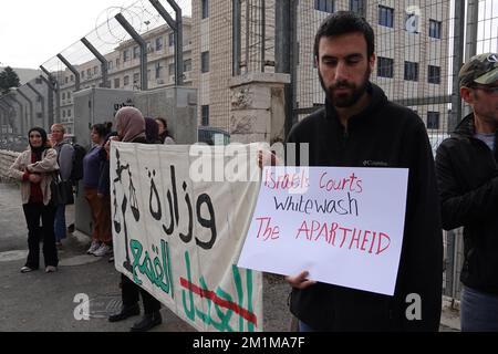 GERUSALEMME, ISRAELE - 13 DICEMBRE: I palestinesi e gli attivisti dei diritti umani hanno dei segnali mentre prendono parte a una protesta contro le alte pene richieste dai procuratori israeliani contro i loro figli al di fuori del tribunale del distretto israeliano il 13 dicembre 2022, a Gerusalemme est, Israele. I tribunali israeliani hanno recentemente condannato con grande forza i cittadini arabi israeliani per la loro partecipazione alle rivolte nel maggio dello scorso anno, quando i bombardamenti israeliani su Gaza hanno indotto violenza e proteste a scoppiare in diverse città miste arabo-ebraiche. Credit: Eddie Gerald/Alamy Live News Foto Stock