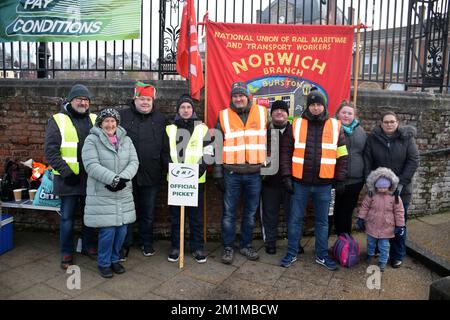 Norwich, Inghilterra, Regno Unito. 13 dicembre 2022. Linea picket della ferrovia RMT fuori dalla stazione ferroviaria di Norwich. Credit Liz Somerville/Alamy Live News Foto Stock