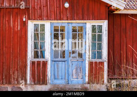 Porta e finestra su un vecchio cottage Foto Stock