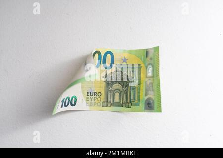 La banconota in cento euro isolato su uno sfondo bianco Foto Stock