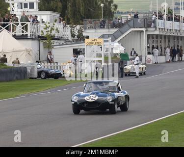 Un'auto sportiva "semi-leggera" FHC Jaguar e-TYPE 1961 supera i box al Goodwood Revival 2022 Foto Stock