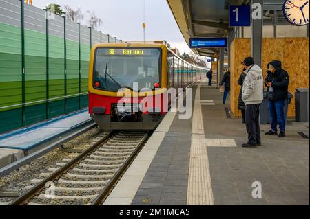 Berlino, Germania - 12 dicembre 2022: Piattaforma sulla nuova linea Dresden Bahn nel sud di Berlino. Foto Stock