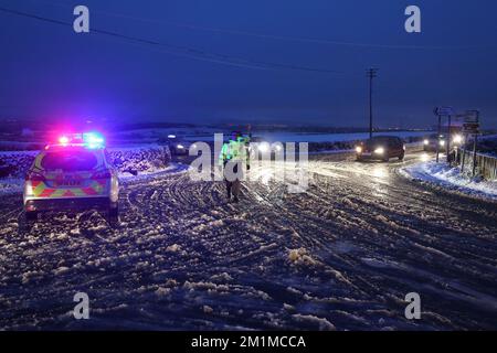 Ayrshire, Scozia, Regno Unito incidente stradale a Failford sulla B743 quando la neve chiude la strada. I rapporti dicono che era un autobus che usciva dalla strada più avanti. Data 08 Gen 2016 Pic mostra la polizia allo svincolo di B743 & B730 deviando il traffico Foto Stock