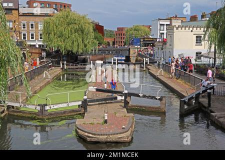 Le serrature, West Yard, Camden Lock Market, Camden Lock Place, Londra, INGHILTERRA, REGNO UNITO, NW1 8AF Foto Stock
