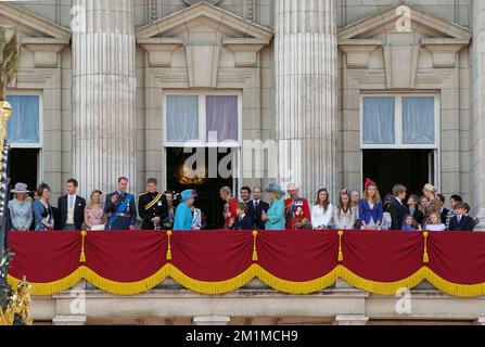 Famiglia reale estesa sul balcone di Buckingham Palace dopo aver Trooping the Colour 2009 per il flypast del compleanno della Regina. Principi William & Harry, Regina Foto Stock