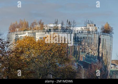 Rotterdam, Paesi Bassi, 29 novembre 2022: Vista del museo Boymans Depot edificio con entrambi gli alberi sul tetto e nel Parco Museo circostante in Foto Stock