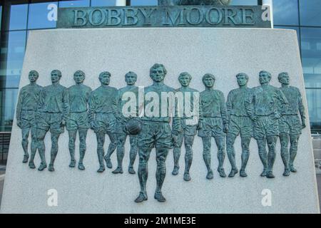 La base della statua del capitano di calcio inglese Bobby Moore al di fuori dello Stadio di Wembley. Londra, Inghilterra. Foto Stock