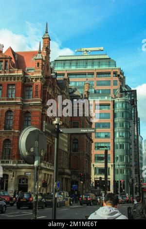 Uno scatto verticale degli edifici nel centro di Londra. Foto Stock