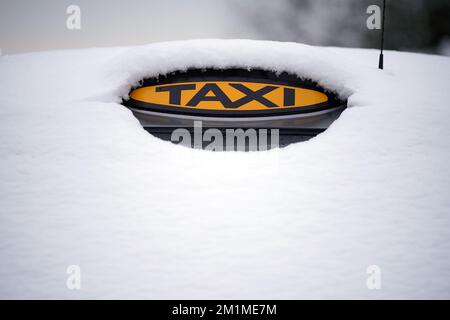 Un taxi coperto di neve a Londra. Neve e ghiaccio hanno attraversato alcune parti del Regno Unito, con condizioni di freddo viticolo impostato per continuare per giorni. Data immagine: Martedì 13 dicembre 2022. Foto Stock