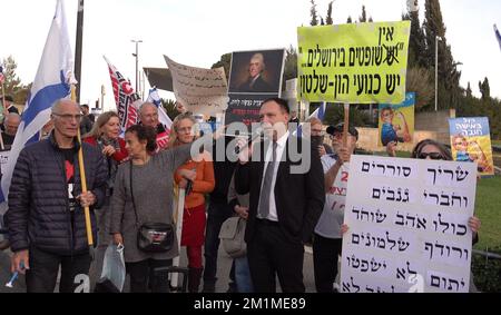 GERUSALEMME, ISRAELE - 12 DICEMBRE: Il membro della Knesset del partito Yesh Atid Vladimir Beliak interviene durante una manifestazione tenuta da attivisti di sinistra contro la coalizione di governo entrante negoziata da Benjamin Netanyahu davanti al Parlamento israeliano. Credit: Eddie Gerald/Alamy Live News Foto Stock